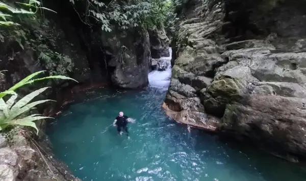 Curug Leuwi Lieuk, salah satu air terjun eksotis yang punya daya tarik tebing mirip Green Canyon. (Sumber : Gmaps/Astrid Marini)