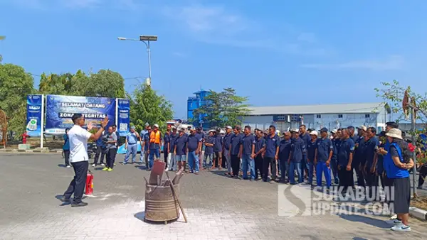 GISLI sendang melatih nelayan terkait simulasi penanganan kebakaran sederhana di Pelabuhan Perikanan Nusantara (PPN) Palabuhanratu. (Sumber : SU/Ilyas)