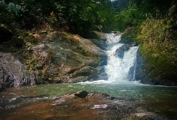 Curug Ciung, salah satu destinasi wisata alam yang menggabungkan keindahan air terjun dan jalur trekking menuju puncak bukit (Sumber : Gmaps/Bagus Sandali)