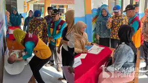 Petugas kesehatan memberikan pelayanan kepada bayi, balita, ibu hamil, dan lansia saat Gebyar Posyandu di Posyandu Edelweis, Desa Berekah, Kecamatan Bojonggenteng, Kabupaten Sukabumi, Jumat (10/7/2026). (Sumber Foto: Istimewa)