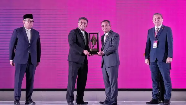 Wagub Jabar Erwan Setiawan saat bertukar cinderamata dengan Menteri Besar Selangor dalam acara SIBS ASEAN 2026. (Sumber Foto: Humas Jabar)