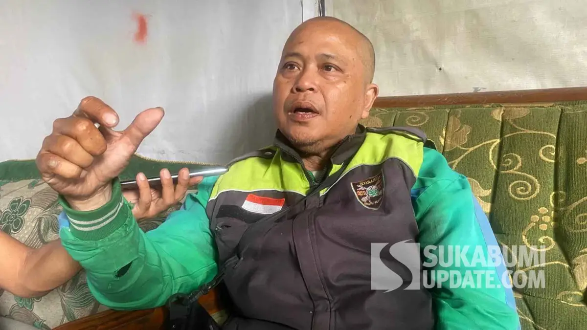 Ketua Asosiasi Driver Online Sukabumi (ADOS), Dedi Rohaedi saat diwawancarai. Selasa (14/7/2026). | Foto: SU/Asep Awaludin