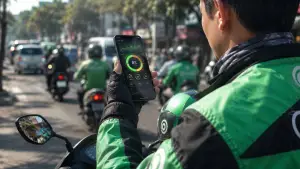 Ilustrasi. Driver ojol di Kota Sukabumi mengaku bingung dengan skema potongan komisi aplikasi ojol 8 persen. (Sumber Foto: AI)