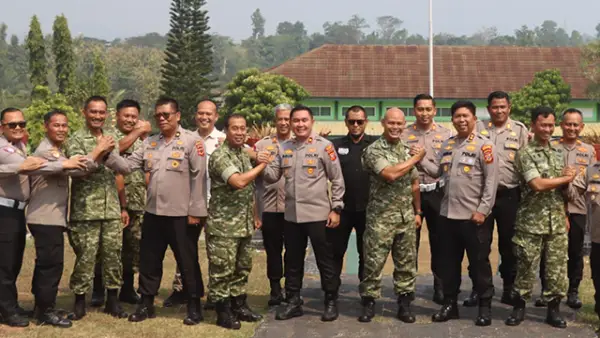 Kapolres Sukabumi AKBP Samian saat mengunjungi Kodim 0622 Kabupaten Sukabumi. (Sumber : Istimewa.)