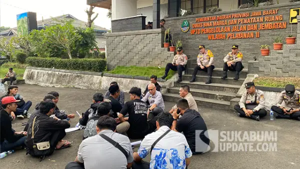 Puluhan mahasiswa saat berunjuk rasa di depan Kantor Dinas BMPR UPTD Pengelolaan Jalan dan Jembatan wilayah Pelayanan II Sukabumi. Selasa (14/7/2026). (Sumber : SU/Asep Awaludin).