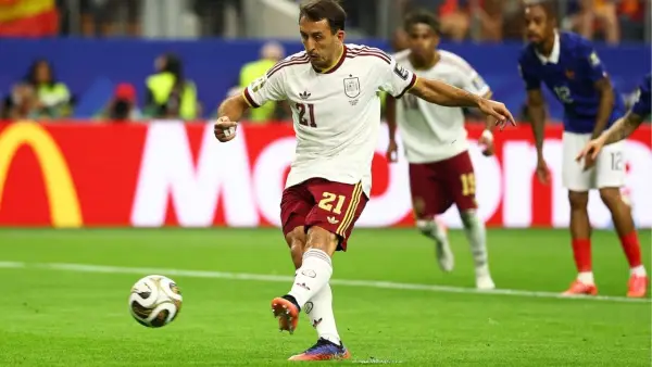Tendangan penalti Mikel Oyarzabal ke gawang Prancis (Sumber : web/reuteus.com)