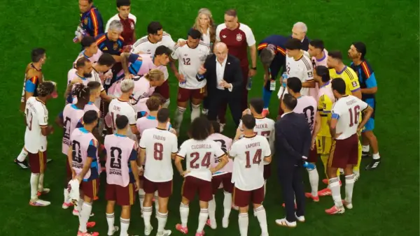 Luis de la Fuente tengah memberikan arahan pada skuad Spanyol saat menghadapi Prancis di semifinal Piala Dunia 2026 (Sumber: web/reuteus.com)