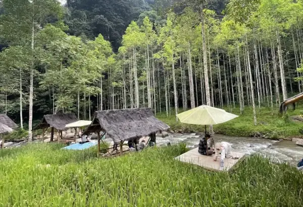 Saung Sungai Cihonje bisa jadi alternatif liburan keluarga yang murah meriah di Sumedang (Sumber : Gmaps/Mia Amalia)