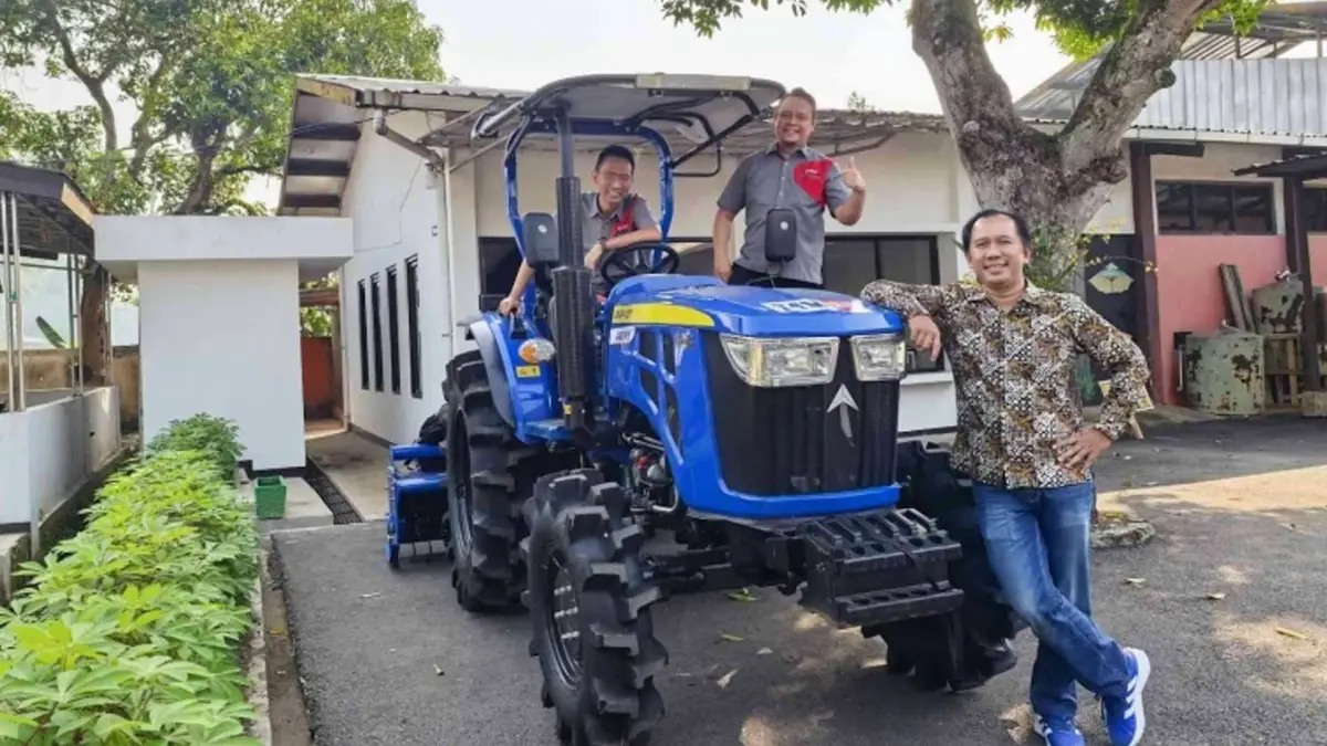 Salah Satu Traktor yang Dikelola oleh UPTD Mektan Jabar yang Harus Termonitor Secara Waktu Nyata. | Foto: Dok. Tim Pengabdian Masyarakat Telkom University