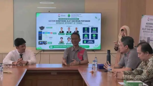 Ketua Tim Pengabdian Masyarakat Telkom University, Faisal Candrasyah Hasibuan saat menjelaskan cara kerja Simon Alsitan berbasis Iot kepada pihak BP Mektan Jabar. (Sumber Foto: Dok. Pribadi)