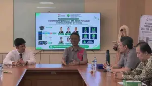 Ketua Tim Pengabdian Masyarakat Telkom University, Faisal Candrasyah Hasibuan saat menjelaskan cara kerja Simon Alsitan berbasis Iot kepada pihak BP Mektan Jabar. (Sumber Foto: Dok. Pribadi)