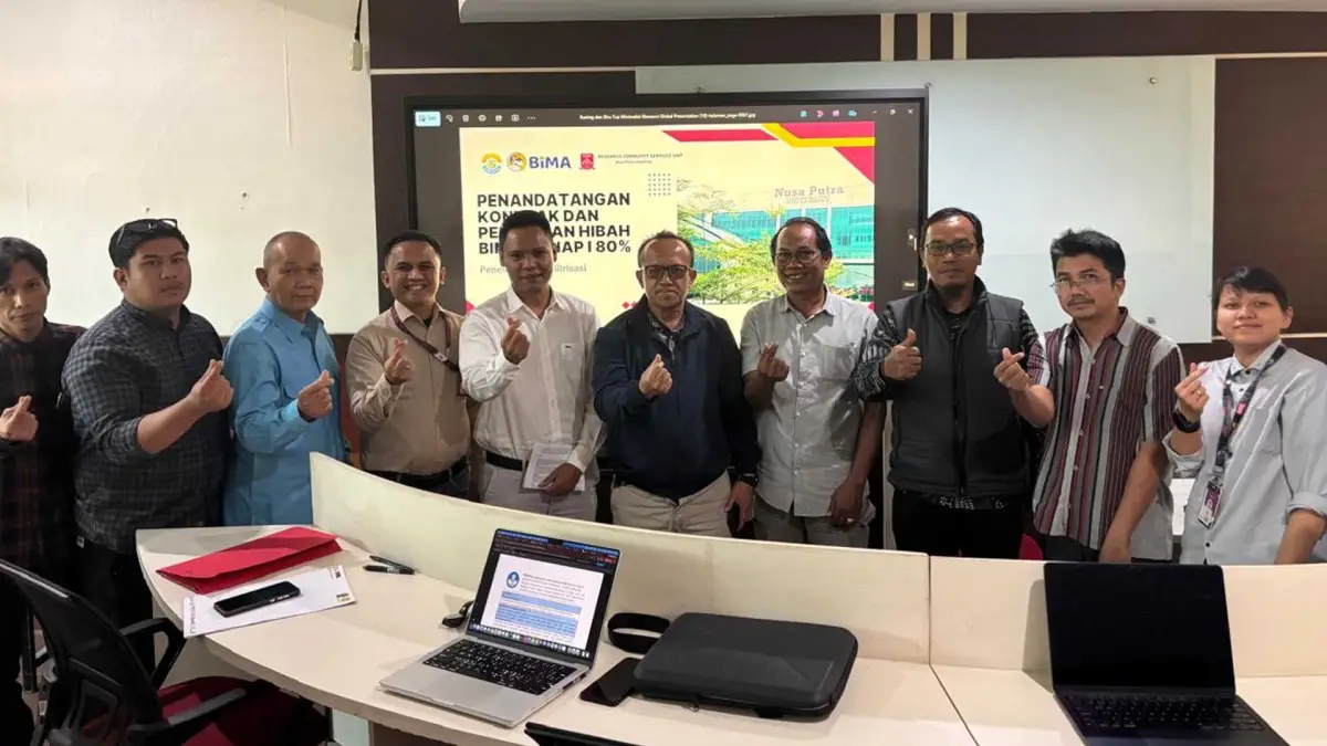 Rektor Nusa Putra University, Dr. Kurniawan berfoto bersama pihak Kemdiktisaintek dan sejumlah dosen penerima hibah.