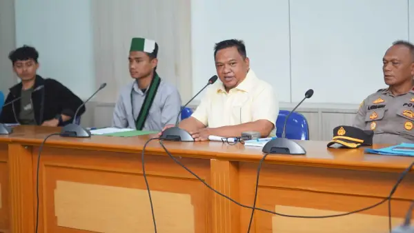 Ketua DPRD Kabupaten Sukabumi Budi Azhar Mutawali saat menerima audiensi HMI Cabang Sukabumi. (Sumber Foto: Dok. DPRD)