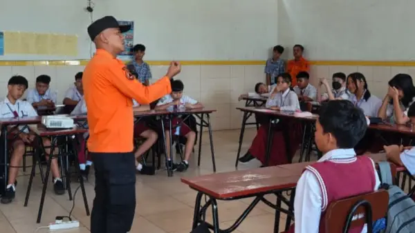 Petugas BPBD Kabupaten Sukabumi memberikan sosialisasi dan edukasi kebencanaan kepada peserta MPLSSMP Mardi Yuana Cibadak, Selasa (14/7/2026). (Sumber : BPBD)