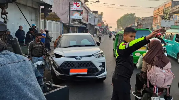 Kondisi minibus Toyota Raize yang mengalami kecelakaan vs Truk Boks di Cisaat Sukabumi. (Sumber Foto: Dok. Polres Sukabumi Kota)