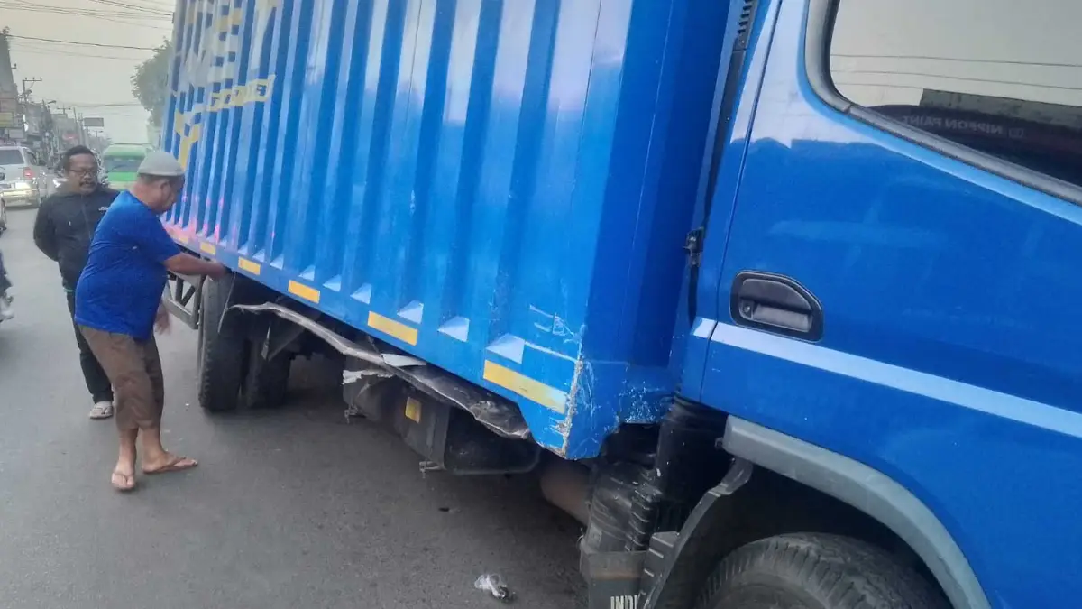 Truk boks yang terlibat kecelakaan di Jalan Raya Cisaat Sukabumi Rabu subuh (15/7/2026).