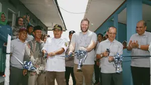Poul Due Jensen Foundation (Grundfos Foundation) bersama Yayasan Wafaa Indonesia saat meresmikan fasilitas air bersih dan air minum di Kabupaten Sukabumi | Foto : dok Grundfos Foundation