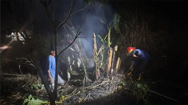 Petugas Pemadam Kebakaran saat berhasil memadamkan api di lahan alang-alang yang berada di di Kampung Babakan Anyar RT 03 RW 13, Desa Pamuruyan, Kecamatan Cibadak, Kabupaten Sukabumi, Rabu (15/7/2026). (Sumber : Istimewa.)