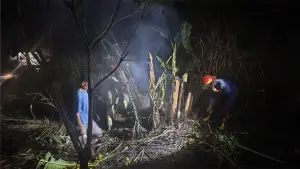 Petugas Pemadam Kebakaran saat berhasil memadamkan api di lahan alang-alang yang berada di di Kampung Babakan Anyar RT 03 RW 13, Desa Pamuruyan, Kecamatan Cibadak, Kabupaten Sukabumi, Rabu (15/7/2026). (Sumber : Istimewa.)
