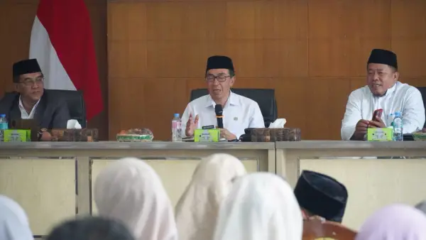 Sekda Ade Suryaman saat memberikan arahan dalam Rapat Koordinasi (Rakor) Evaluasi Pelaksanaan Pengajian Majelis Taklim Aparatur Semester I Tahun 2026 di Pendopo Sukabumi, Rabu (15/7/2026) | Foto : @pemkabsukabumi
