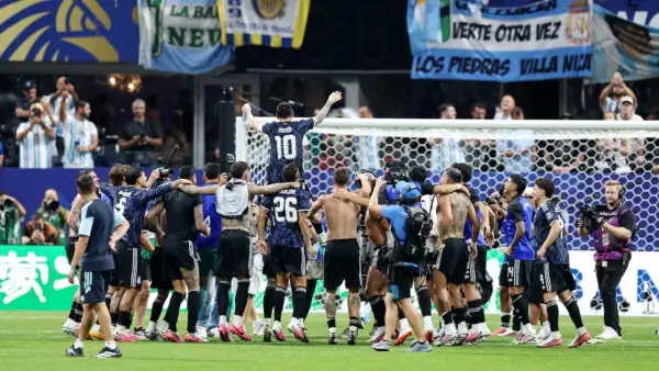 Selebrasi para pemain Argentina setelah berhasil meraih kemenangan atas Inggris di Piala Dunia 2026 (Sumber: web/reuteus.com)