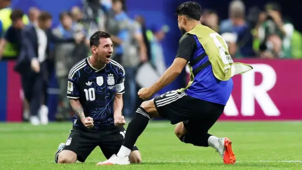 Selebrasi Lionel Messi setelah memastikan diri membawa Argentina mengalahkan Inggris di Semfinal Piala Dunia 2026 (Sumber: web/reuteus.com)