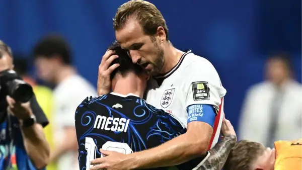 Harry Kane berpelukan dengan Lionel Messi setelah laga Inggris vs Argentina (Sumber: web/reuteus.com)