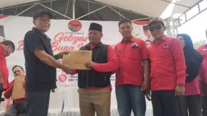 Junajah Jajah Nurdiansyah (paling kanan) saat menghadiri Gebyar Bulan Bung Karno 2026 di Pantai Cempaka Ratu Cikakak Sukabumi. (Sumber Foto: Istimewa)