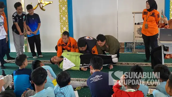 Kegiatan edukasi dan simulasi mitigasi bencana oleh BPBD Kabupaten Sukabumi di SMP IT Adzkia 1, Kamis (16/7/2026). (Sumber Foto: SU/Asep Awaludin)