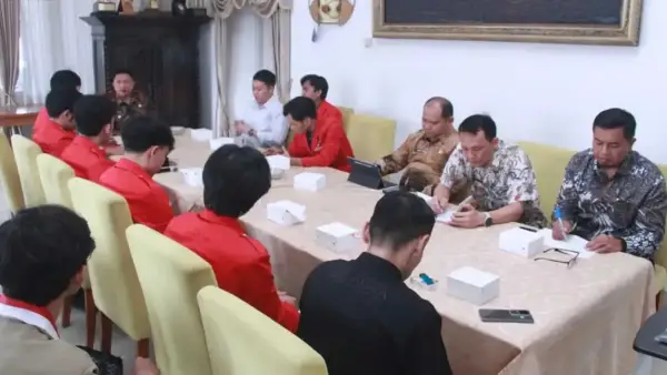 Wabup Sukabumi Andreas dan Bapperida saat menerima audiensi dari DPC GMNI Sukabumi Raya di Pendopo, Kamis (16/7/2026). (Sumber Foto: Prokompim Pemkab Sukabumi)
