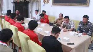 Wabup Sukabumi Andreas dan Bapperida saat menerima audiensi dari DPC GMNI Sukabumi Raya di Pendopo, Kamis (16/7/2026). (Sumber Foto: Prokompim Pemkab Sukabumi)