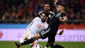 Aksi Isco tengah berduel dengan Nicolas Otamendi di laga Spanyol menghadapi Argentina. (Sumber: web/en.as.com)