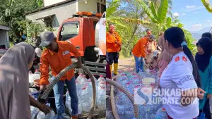 Penyaluran air bersih oleh BPBD Kabupaten Sukabumi dan relawan ke wilayah yang terdampak kekeringan di musim kemarau 2026. (Sumber Foto: Dok. BPBD)