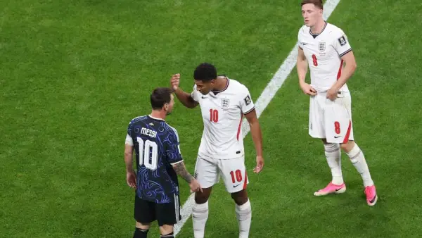 Pertikaian Jude Bellingham dan Lionel Messi di laga Inggris vs Argentina (Sumber: web/en.as.com)