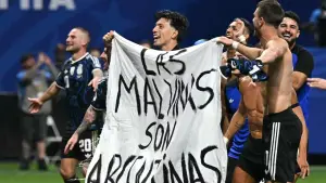Para pemain Argentina membentangkan spanduk berkaitan dengan politik di laga semifinal Piala Dunia 2026 antara Inggris vs Argentina. (Sumber: web/en.as.com)