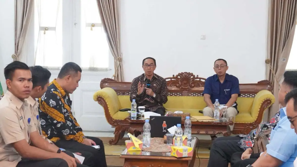 Sekda Kabupaten Sukabumi Ade Suryaman saat memimpin Sosialisasi Program JKN bagi Relawan SPPG se-Kabupaten Sukabumi. | Foto: Diskominfosan Kab. Sukabumi