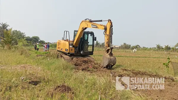 Cut and fill untuk pembangunan akses jalan menuju lokasi Kampung Nelayan Merah Putih (KNMP) di Pantai Ujunggenteng. (Sumber : SU/Ragil Gilang).