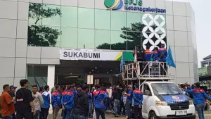 Buruh yang tergabung dalam FSP TSK SPSI menggelar aksi penyampaian aspirasi di Kantor BPJS Ketenagakerjaan Cabang Sukabumi, Kamis (16/7/2026) | Foto : Asep Awaludin
