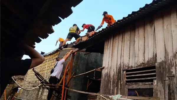 Upaya warga dengan petugas p2bk damkar memadamkan api di sebuah rumah di Tegalbuleud. (Sumber : Istimewa.)