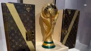 Trofi Piala Dunia 2026 dalam tas Louis Vuitton (Sumber: web/reuteus.com)