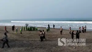 Warga, pelajar hingga mahasiswa saat turun langsung bersihkan Pantai Karanghawu Cisolok Sukabumi, Jumat (17/7/2026). (Sumber Foto: SU/Ilyas)