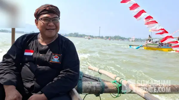 Anggota DPRD Kabupaten Sukabumi, Ujang Abdurohim Rochmi atau dewan batman di acara syukuran nelayan ciwaru 2026, (Sumber: sukabumiupdate)