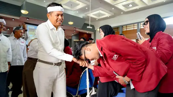 Gubernur Jawa Barat Dedi Mulyadi saat menghadiri pelepasan ribuan mahasiswa UPI untuk mengikuti Probidik Gema Jabar. (Sumber Foto: Humas Jabar)