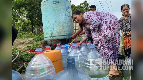 Potret warga Cikundul, Kecamatan Lembursitu, Kota Sukabumi saat mengantre air bersih. (Sumber Foto: SU/Asep Awaludin)
