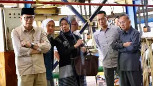 Komisi III DPRD Jabar saat meninjau pabrik es saripetojo sukabumi anak usaha PT Agronesia Jabar (Sumber: dok dprd)