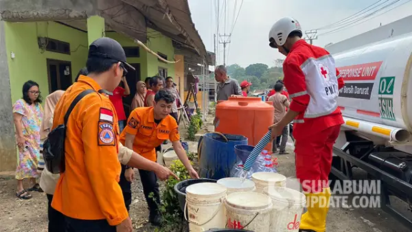 Warga Kelurahan Cikundul, Kota Sukabumi saat mengantre untuk mendapatkan bantuan air bersih. (Sumber : SU/Asep Awaludin).