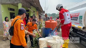Warga Kelurahan Cikundul, Kota Sukabumi saat mengantre untuk mendapatkan bantuan air bersih. (Sumber : SU/Asep Awaludin).