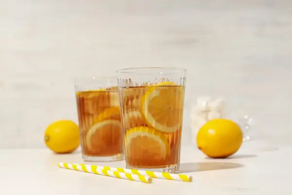 Ilustrasi. Es Teh Lemon Selasih, Minuman Dingin dan Segar untuk Cuaca Panas (Sumber : Freepik.com/@atlascompany)