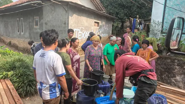 Petugas gabungan bersama P2BK Cibadak menyalurkan bantuan air bersih kepada warga terdampak kekeringan di Desa Sekarwangi, Kecamatan Cibadak, Kabupaten Sukabumi. (Sumber : P2BK Cibadak)