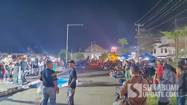Panggung musik jalanan (music on the street) di alun-alun Gadongbangkong, Palabuhanratu, Kabupaten Sukabumi | Foto : Ilyas Supendi
